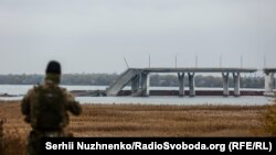 Антоновский мост в Херсонской области, разрушенный в результате подрыва российскими войсками, 13 ноября 2022 года