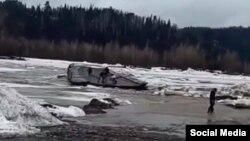 Дрейфующие на мосту люди в Кемеровской области