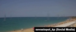 Скриншот видео: обломки боеприпасов падают на пляж Учкуевка, 23 июня 2024 года