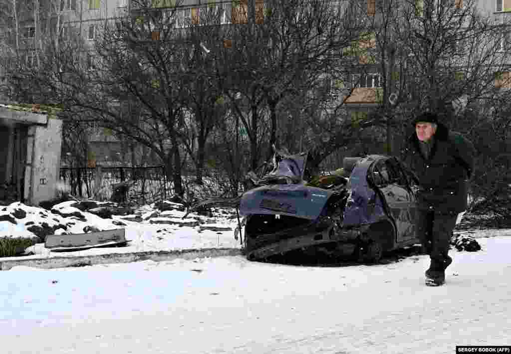 Сгоревшие автомобили, взорванные мосты и разрушенные здания служат напоминанием о тяжелых потерях, которые жители Купянска заплатили , чтобы вытеснить в прошлом году оккупационные российские войска.