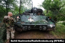 Украинские военные демонстрируют американскую боевую машину пехоты M2 Bradley, июнь 2023 года