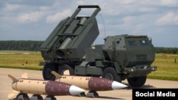 Американская реактивная система залпового огня на колесном шасси M142 HIMARS с ракетами ATACMS