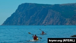 Каякеры в море у Золотого пляжа под Балаклавой, архивное фото