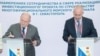 Российский губернатор Севастополя Михаил Развожаев (слева) и гендиректор ООО «Морской инжиниринговый технополис «Си Мейкер» Игорь Рудецкий подписывают инвестиционное соглашение в рамках XXVI Петербургского экономического форума, РФ, 17 июня 2023 года