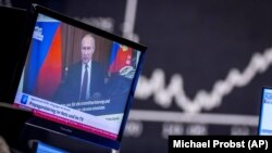 Выступление президента России Владимира Путина на фоне графика. Иллюстративное фото