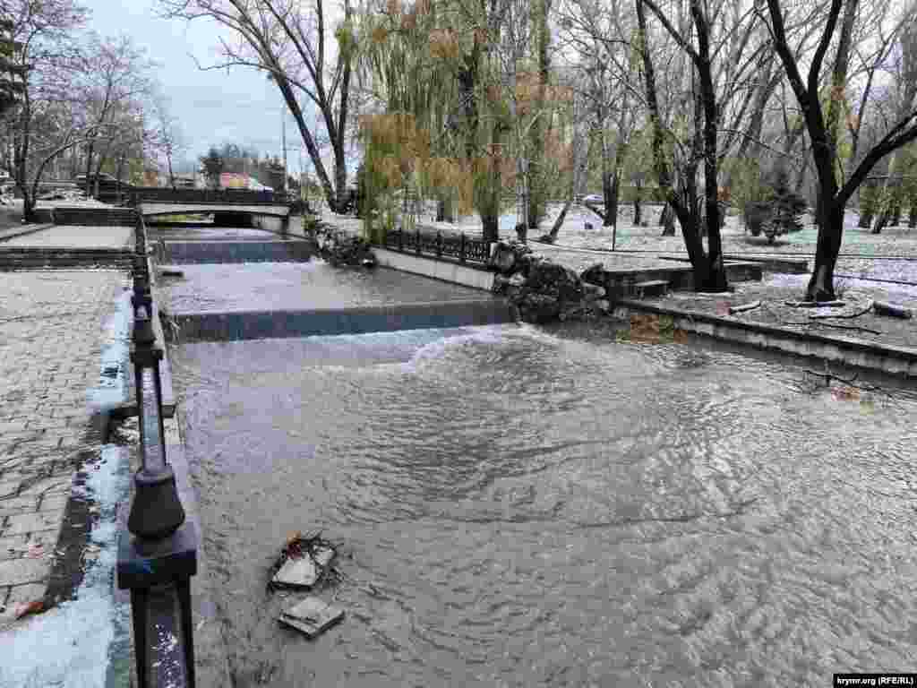 Обильные осадки вызвали подъем уровня воды в реках. Малый Салгир в Симферополе уже не кажется малым