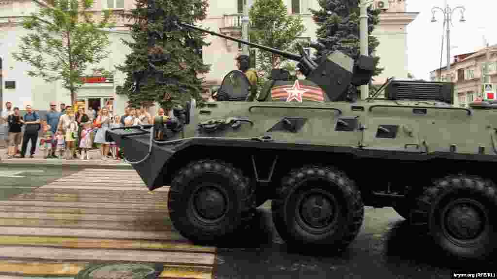 В Севастополе по центральному кольцу города&nbsp;&ndash; от улицы Ленина до площади Лазарева&nbsp;&ndash; прошел военный парад