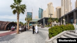 Вид на Jumeirah Beach Residence в Объединенных Арабских Эмиратах. JBR является крупнейшим жилым комплексом в мире. Дубай, ОАЭ, 2 апреля 2016 года
