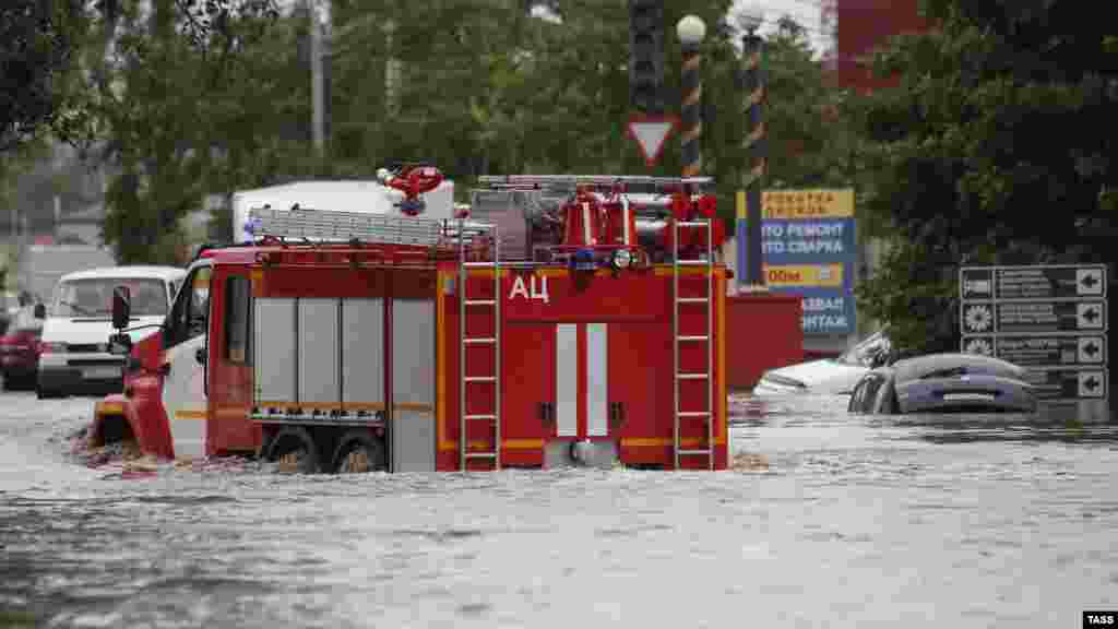 Пожарная машина преодолевает водную преграду