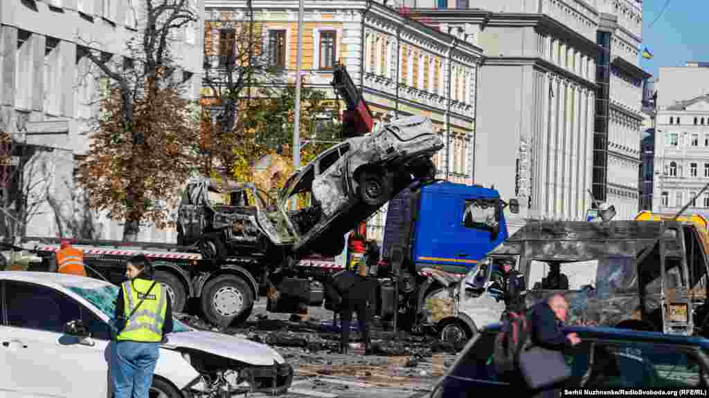 Полностью уничтоженные автомобили на месте, куда попала российская ракета