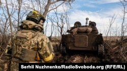 Украинские военные ведут огонь из 122-мм самоходной артиллерийской установки 2С1 «Гвоздика» по скоплению боевой техники и пехоты российских войск. Донбасс, Бахмутское направление, ноябрь 2022 года