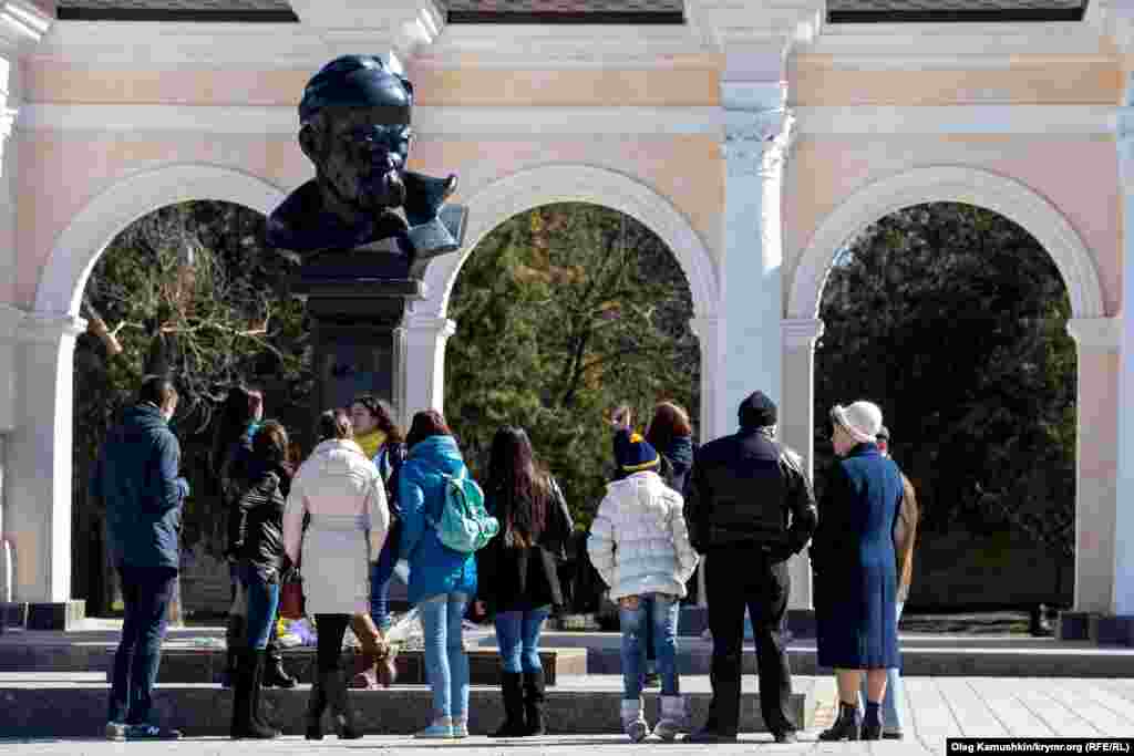 Молодежь пришла возложить цветы к памятнику Шевченко в Симферополе