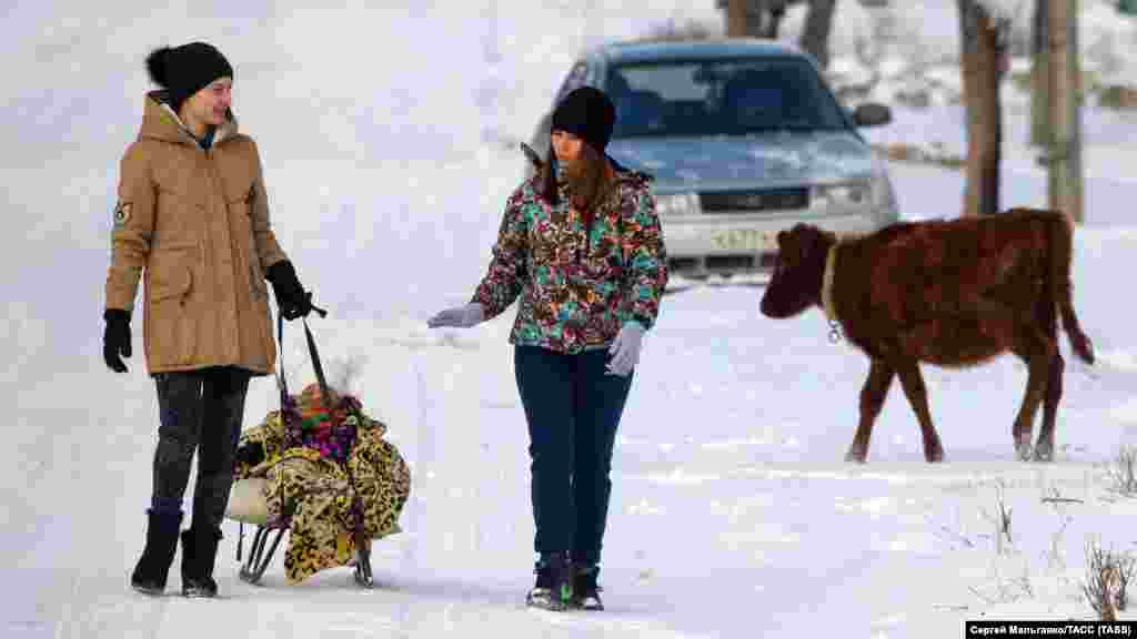 Девушки на улице в селе Мичуринское Белогорского района