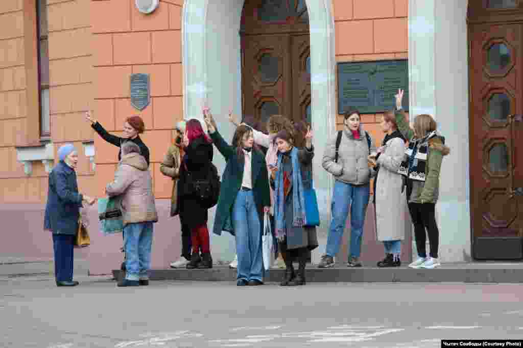 Студенты на крыльце Академии искусств