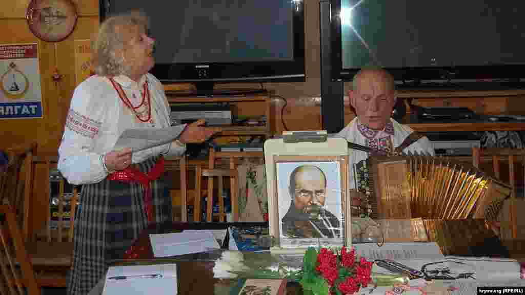 Севастополь. К 2017 году многие акции стали проходить в помещениях, вышиванку теперь редко встретишь на крымских улицах. Вместе с тем в Крыму возродились творческие объединения и культурные украинские центры. &laquo;Свою Україну любіть. Любіть її&hellip; Во врем&rsquo;я люте. В останню тяжкую минуту За неї Господа моліть&raquo;. (Т. Шевченко &laquo;Чи ми ще зійдемося знову...&raquo;)