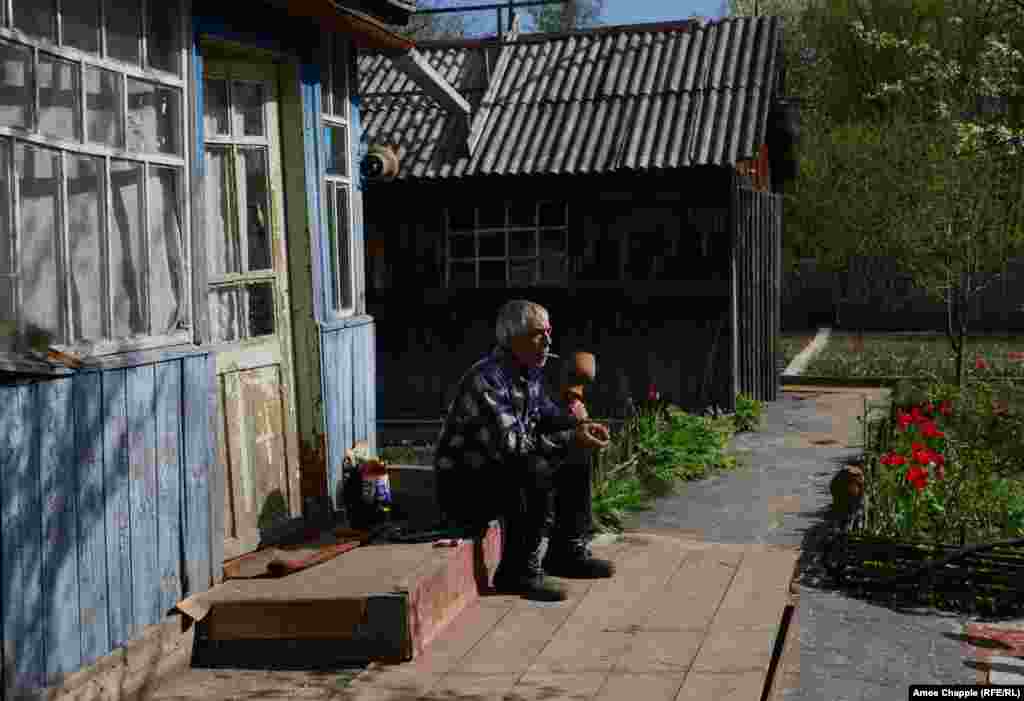 Благодаря связям в городе и с властями, ему разрешили вернуться. Но дом, где он сейчас живет, не был его собственным