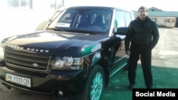 Сергей Осьминин возле автомобиля Range Rover