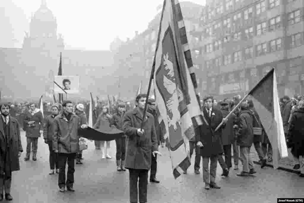 20 студзеня 1969 году: студэнцкая дэманстрацыя ў Празе. На заднім пляне - партрэт Яна Палаха