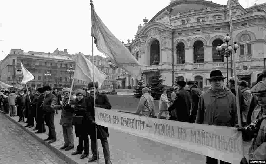 &laquo;Живая цепь&raquo; в центре Киева возле здания Национального академического театра оперы и балета Украины имени Тараса Шевченко