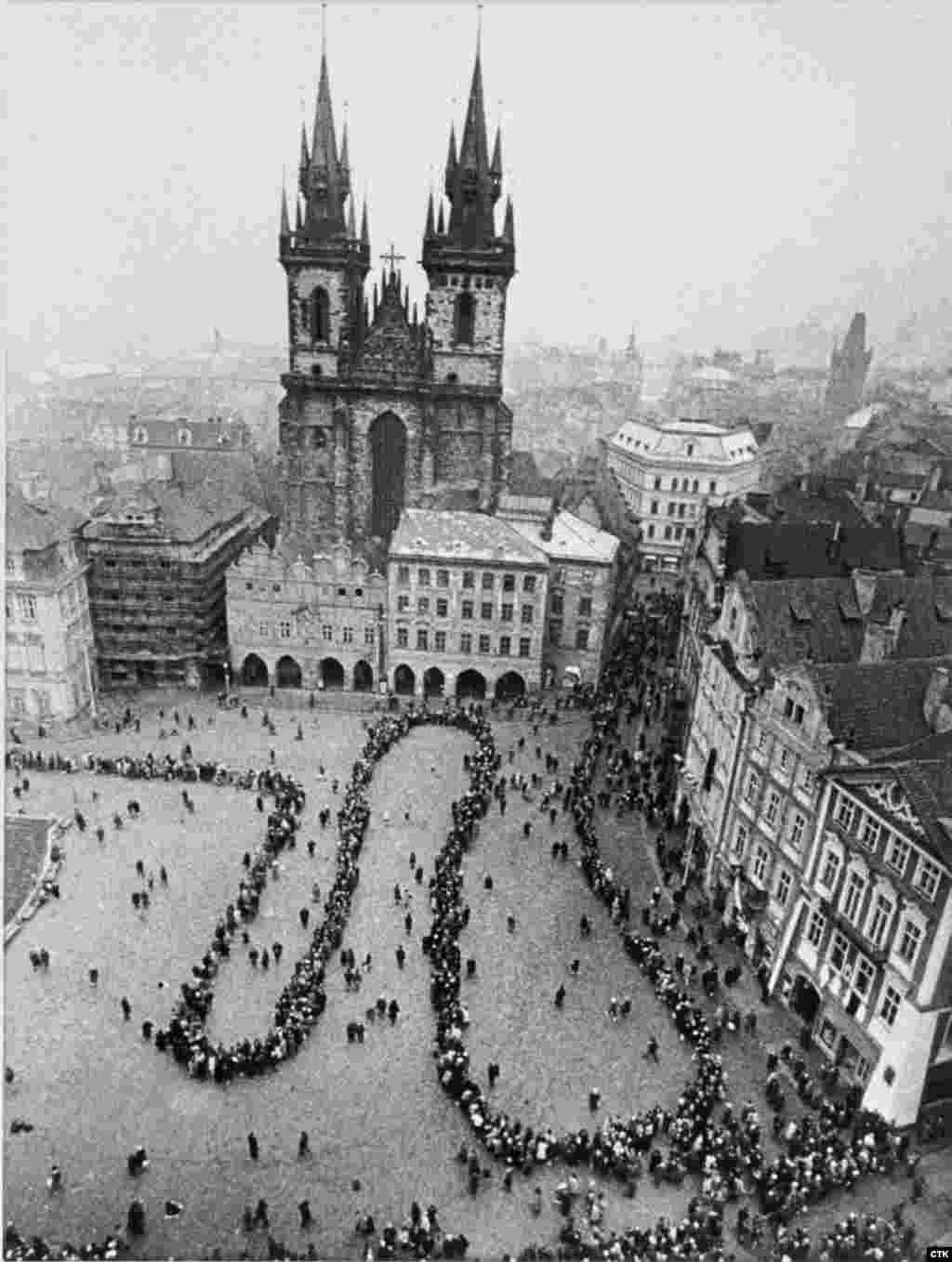 22 студзеня 1969 году. Чарга на Старамесцкай плошчы ў Празе на разьвітаньне зь Янам Палахам, які памёр 19 студзеня 1969 году пасьля самаспаленьня