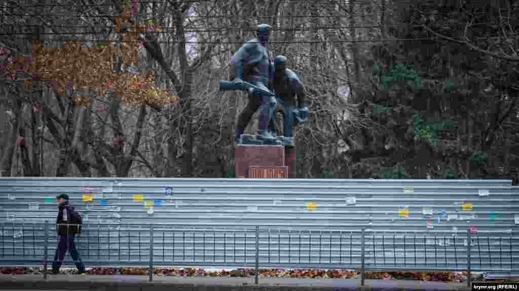 Памятник Партизанам и подпольщикам со стороны улицы Киевская огражден строительным забором