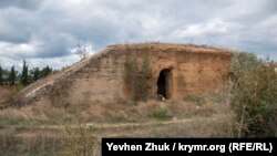 Батарея имеет вход во внутренние помещения в каждом из траверсов