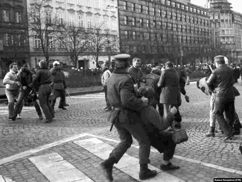 15&nbsp;студзеня 1989&nbsp;году. Затрыманьне падчас дэманстрацыі, арганізаванай з&nbsp;нагоды 20-годзьдзя зь&nbsp;дня сьмерці Яна Палаха. Нягледзячы на&nbsp;жорсткую рэакцыю паліцыі, акцыя працягвалася некалькі дзён.&nbsp;