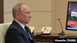 Президент России Владимир Путин во время совещания с главами регионов по борьбе с распространением коронавируса в России, 8 апреля 2020 года