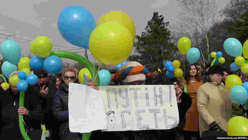 В рамках мероприятия, посвященного 200-летию со дня рождения Тараса Шевченко, крымчане вышли на массовую акцию против войны и российской оккупации Крыма.&nbsp;