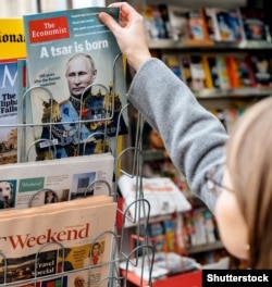 Журнал The Economist, на обложке которого изображен президент России Владимир Путин с заголовком «Родился царь». Франция, Страсбург, 28 октября 2017 года