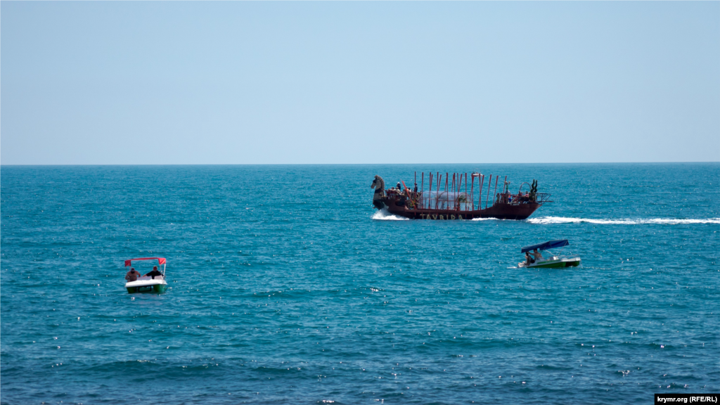 Вид на Черное море с пляжа в Судаке