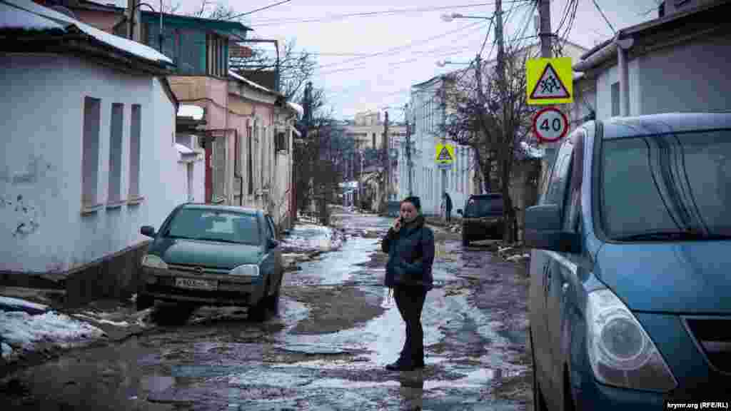 В предверии выборов установили новые дорожные знаки и облагородили местную школу, где будет один из избирательных участков выборов президента России. До ремонта дорог дело не дошло