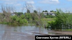 Река перемыла дорогу к поселку Строителей. Канск, 3 июля 2019 года