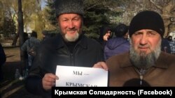 «Мы – крымская солидарность»: флешмоб в поддержку задержанных крымчан возле здания подконтрольного России Киевского районного суда. Симферополь, 28 марта 2019 года