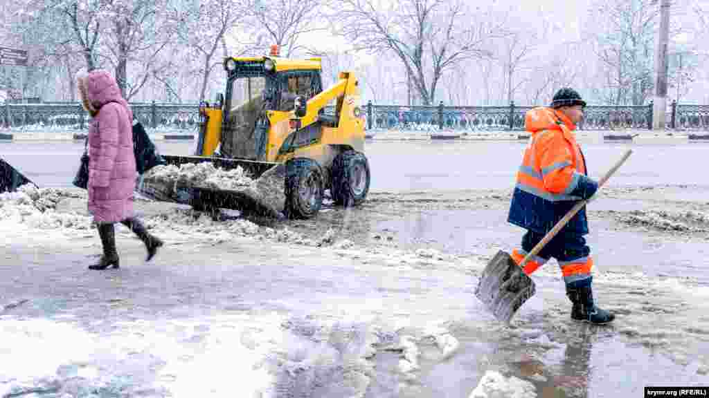 С утра рабочие приступили к уборке снега на проспекта Кирова, у моста через Салгир