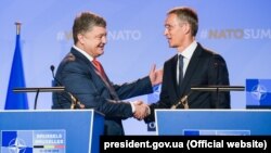 Президент Украины Петр Порошенко (слева) и генеральный секретарь НАТО Йенс Столтенберг. Брюссель, 12 июля 2018 года