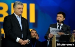 Кандидаты на пост президента Украины Петр Порошенко и Владимир Зеленский (справа) во время дебатов на стадионе «Олимпийский». Киев, 19 апреля 2019 года