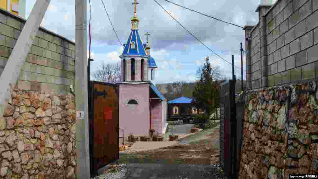 В начале 2000-х в Морозовке начали строить Ставропигиальный мужской монастырь во имя преподобного Паисия Величковского. СМИ&nbsp;сообщали, что одним из спонсоров был тогдашний генеральный директор &laquo;Укртехгаза&raquo;&nbsp;Сергей Гиренко, а на купола на колокольне и храме средства пожертвовала певица&nbsp;Лариса Долина. Сейчас на воротах монастыря красуется табличка &laquo;Московский патриархат. Украинская православная церковь. Киевская митрополия&raquo;