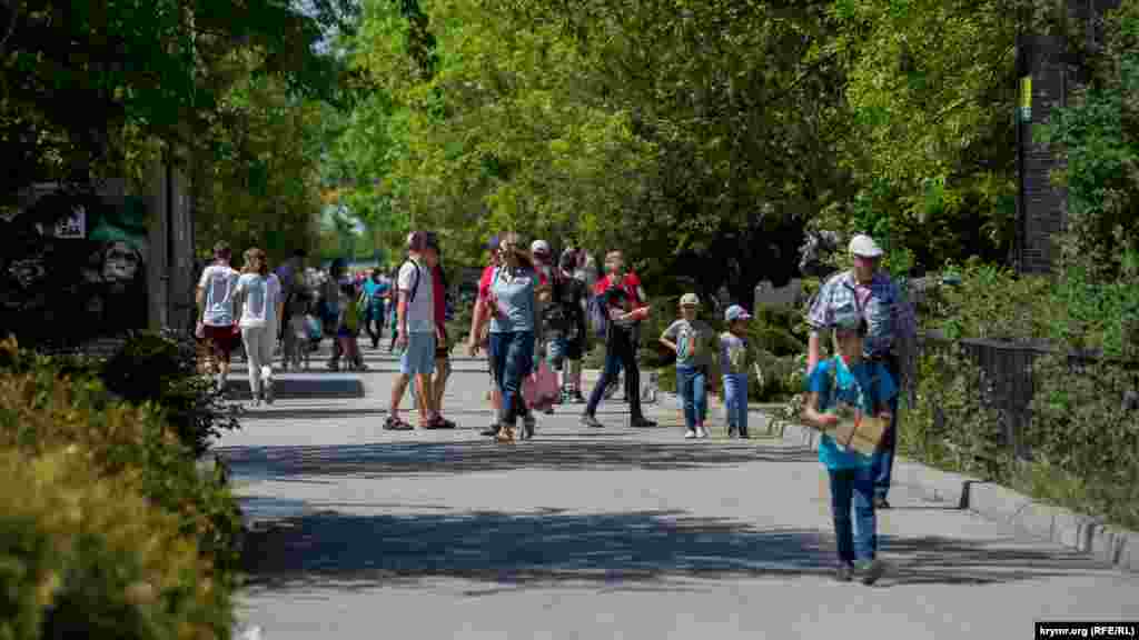 В теплые дни в сафари-парке &laquo;Тайган&raquo; много посетителей