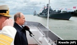 Президент России Владимир Путин принимает парад ВМФ во время празднования Дня Военно-морского флота России в Балтийске, Калининградская область, 26 июля 2015 года