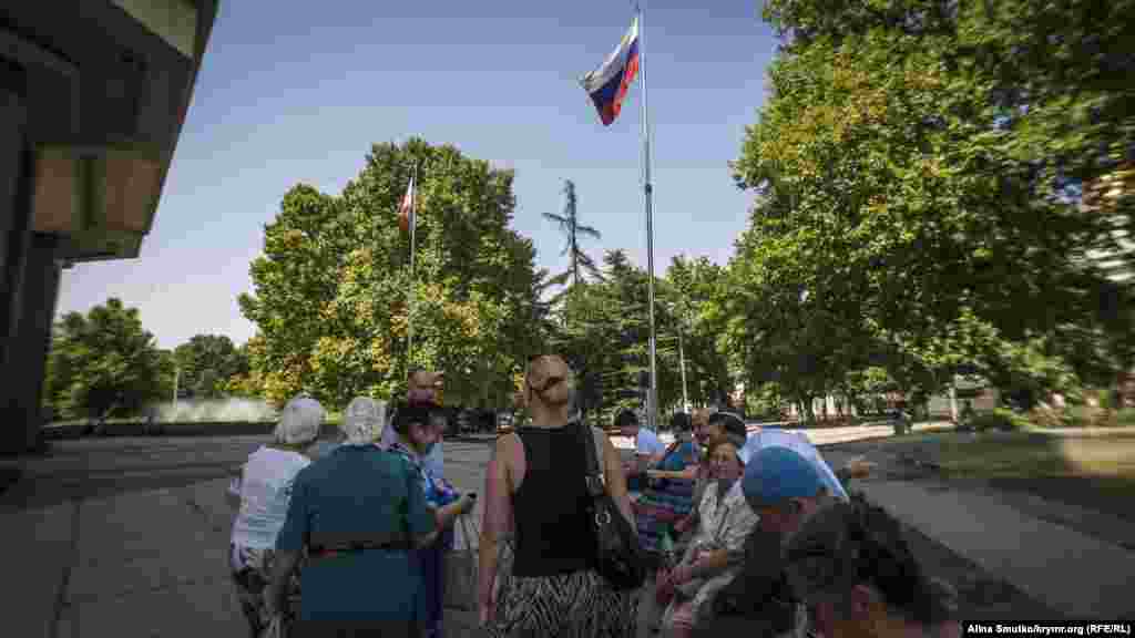 &laquo;Группа поддержки&raquo; собирается возле подконтрольного Кремлю крымского парламента. Районный суд Симферополя &ndash; в двух шагах