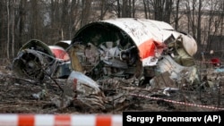 Обломки самолёта, разбившегося в Смоленске, на западе России, 10 апреля 2010 года. Все находившиеся на борту 96 человек погибли, в том числе президент Польши Лех Качиньский и начальник генерального штаба Польши