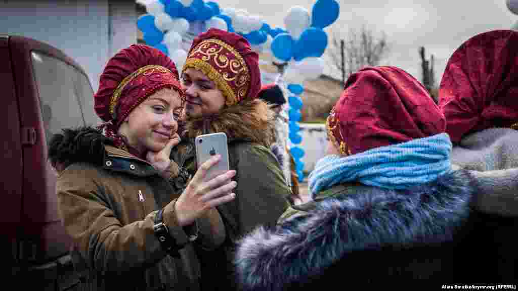 В Севастополе на Крещение, помимо традиционного купания в священных водах, устроили праздничную программу и открыли полевую кухню. На фото &ndash; участницы праздничной программы фотографируются перед своим выступлением