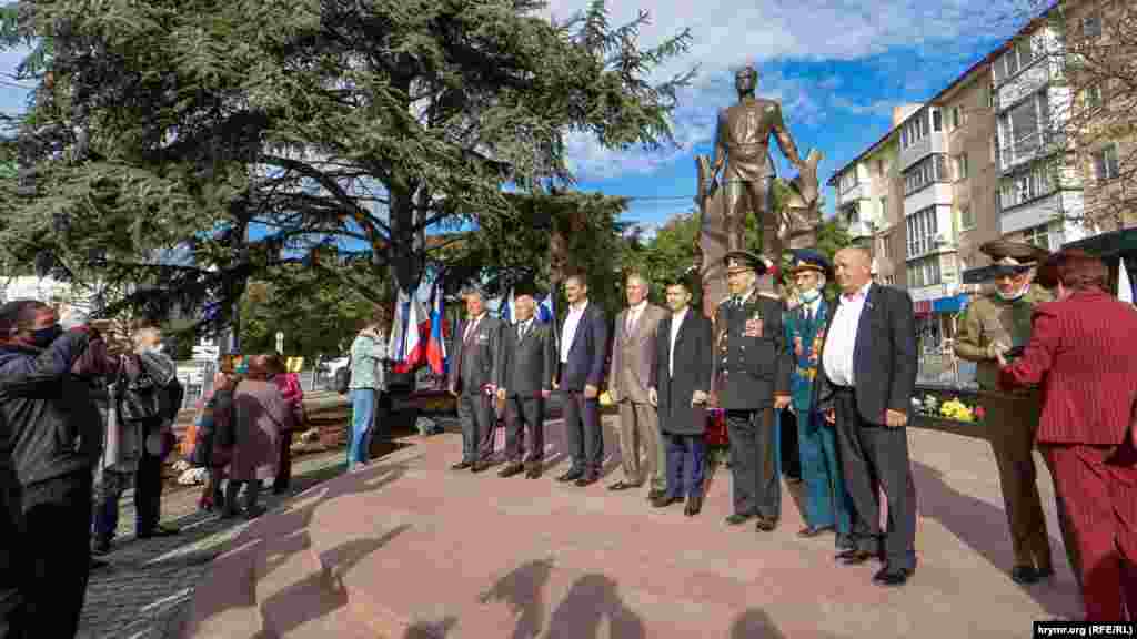 Российские власти позируют на фоне нового памятника