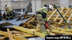 Сорвало крышу: последствия сильного ветра в Симферополе (фотогалерея)