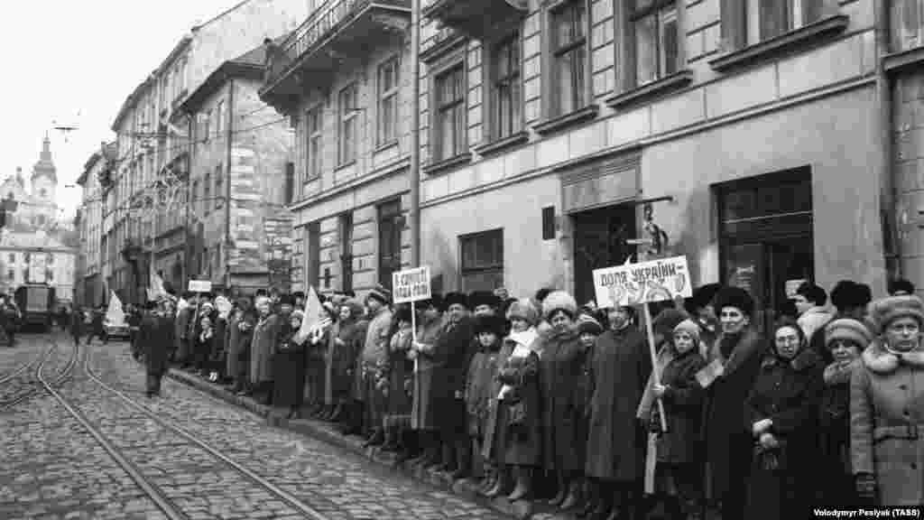 Львов. Акцию &laquo;Украинская волна&raquo; организовал Народный Рух Украины, возглавляемый Иваном Драчом, а председателем исполнительного органа &ndash; Секретариата &ndash; был бывший политзаключенный Михаил Горынь. Подготовка &laquo;Живой цепи&raquo; началась еще в сентябре 1989 года, организаторы из различных областей собирались на совещания ежемесячно или раз в две недели