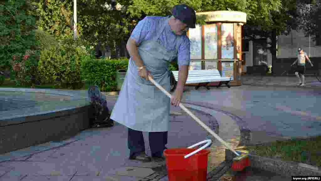 На этом фото Имгрунт нарядился в форму ялтинских дворников и вышел с ними на уборку набережной, приурочив это ко дню голосования по поправкам в Конституцию России