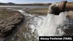 Переброс воды из Тайганского в Симферопольское водохранилище, Крым, 17 октября 2020 года. Иллюстрационное фото